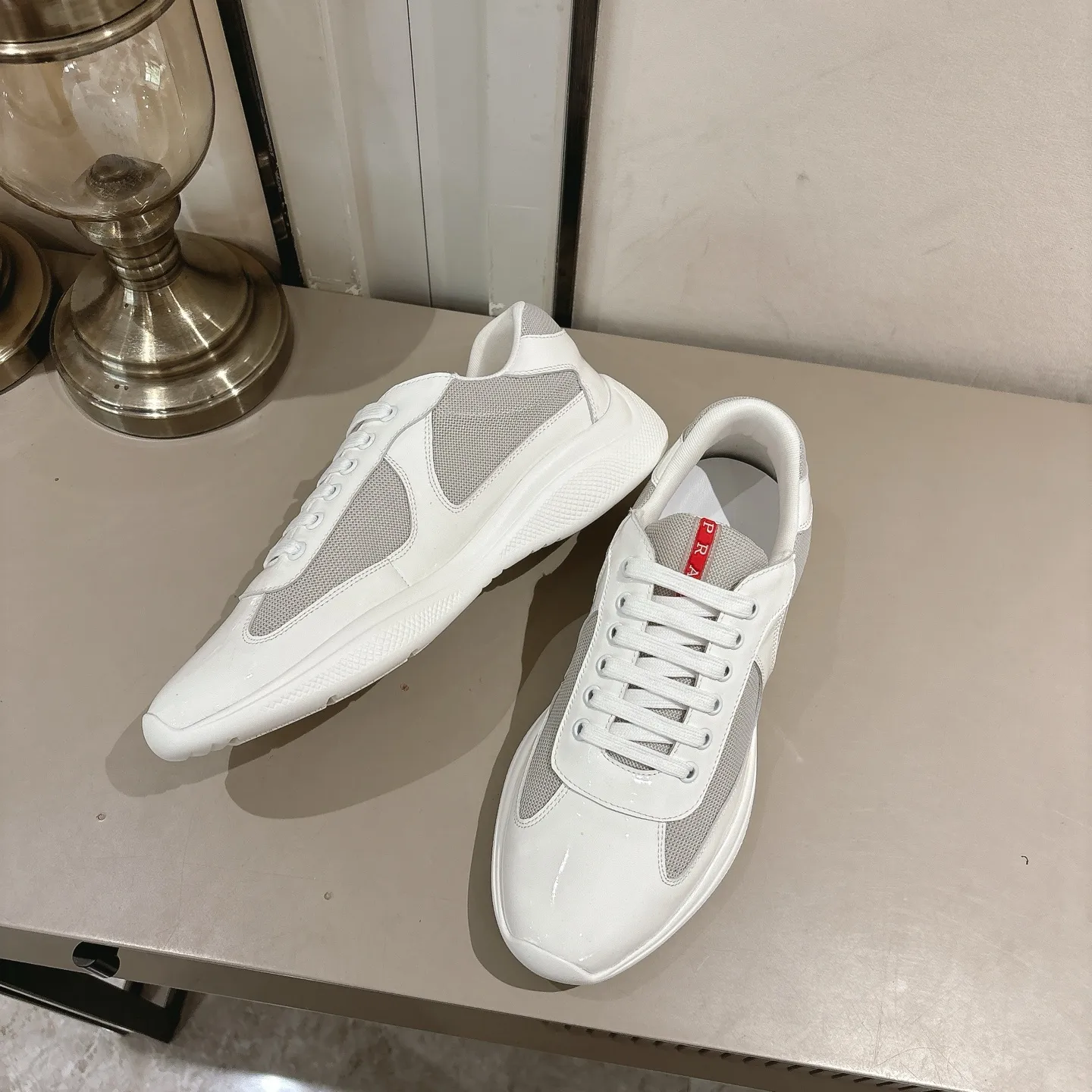 👟👟Ex-factory price 520👟👟 (Top version) Prada casual sports shoes, fashionable thick-soled casual loafers, unique taste, loved by everyone and easy to control, popular every year. There is also a versatile classic shoe last, which is enough to conquer you, wear it, increase the height and casualness, simple and handsome on the feet. The fabric is imported patent leather, the inner foot pad is soft and delicate, and the breathable mesh fabric is comfortable, ip Foam mold anti-slip lightweight outsole